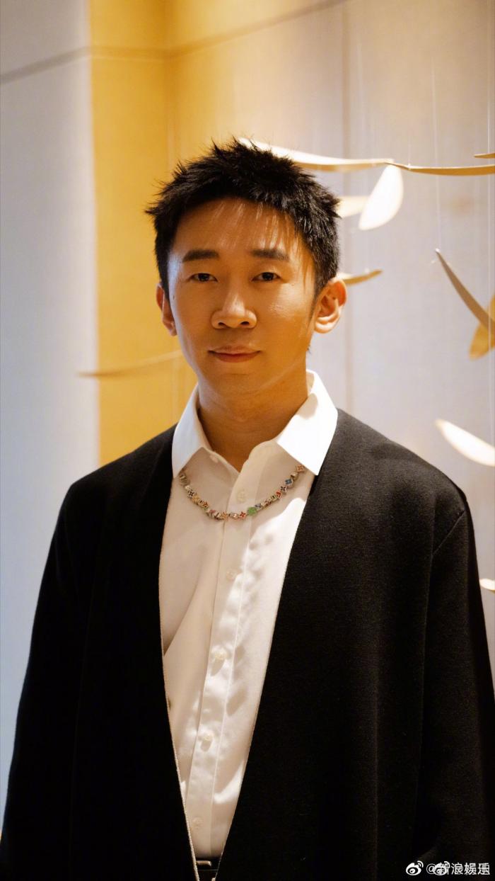 【中港台娱乐】曾在综艺豪言“一定会娶她”的杨迪,和爱情长跑12年的女友分手,被网友怒骂是渣男:她用最美好的十年陪你长大!