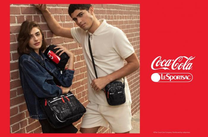 时尚单品】LeSportsac X Coca Cola联名推出时尚包款！每一款的设计都令