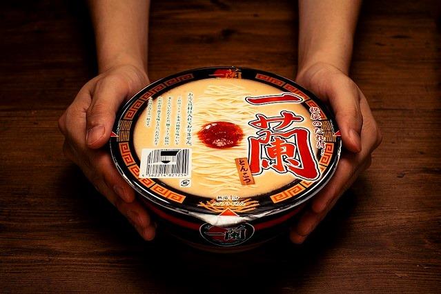 【美食】【一兰拉面正式推出即食杯面】加入特制的酱汁后，等待4分钟就可以享用了！当成伴手礼也是妥妥的！