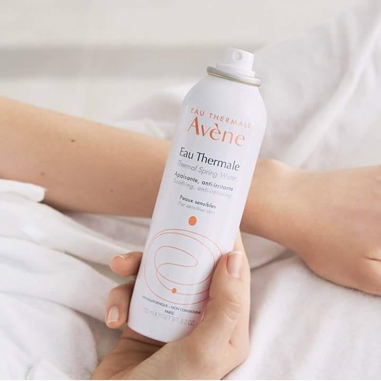 美妆保养 Avene万能活泉水喷雾隐藏用法 你真的用对了吗 几乎识货的都会入手一瓶 是日常肌肤护理中绝对万年必备的神仙水