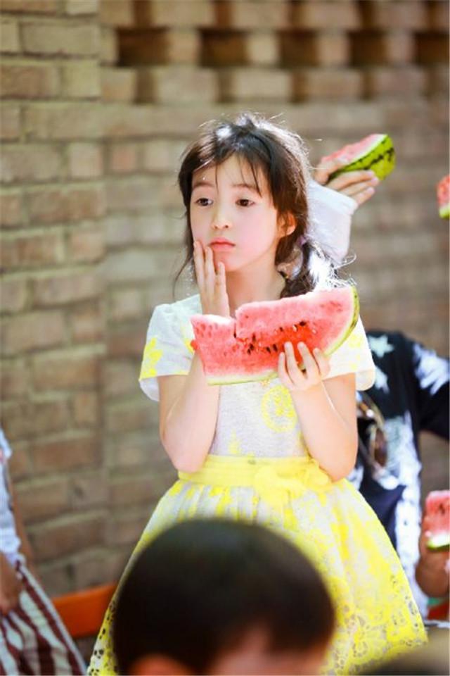 【中港台娱乐】《爸爸去哪儿3》混血小公主夏天Poppy长大了!时隔6年,超美近照曝光,暴风抽高身高直逼爸爸夏克立!