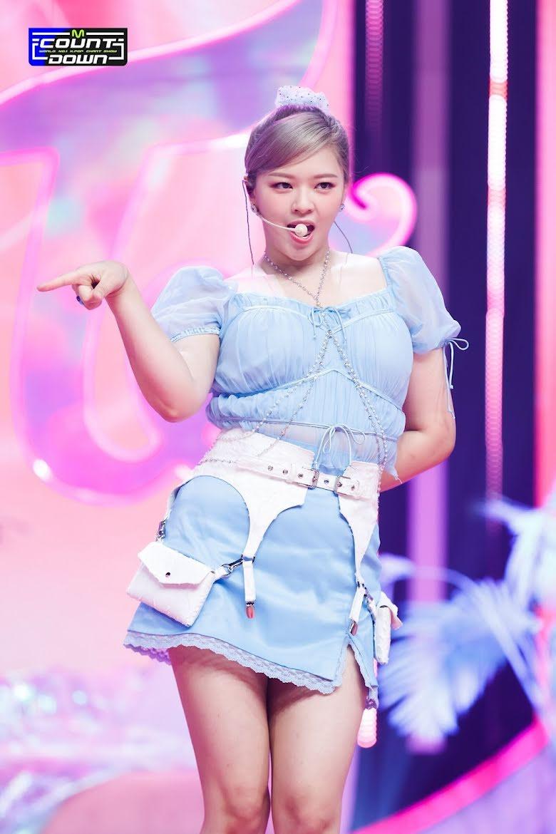 【韩流消息】从 XL 瘦回 S 尺码!【TWICE 定延曾因病发胖惨遭攻击、最新画报瘦回巅峰】网友:靠这几招做到了!