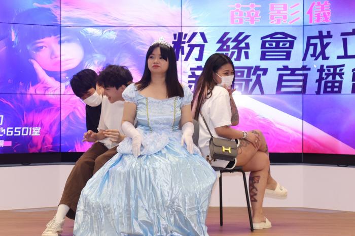 【中港台娱乐】阿仪BB人气暴涨!举办粉丝见面会【坚决不握手、不拥抱】为了新歌,每天都在努力减肥~