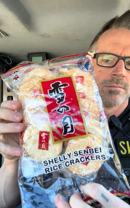 【美食】外国警察【请狗狗吃零食】影片爆火！全网热议：“这是真的巨好吃…”一人一狗吃到津津有味画面超可爱