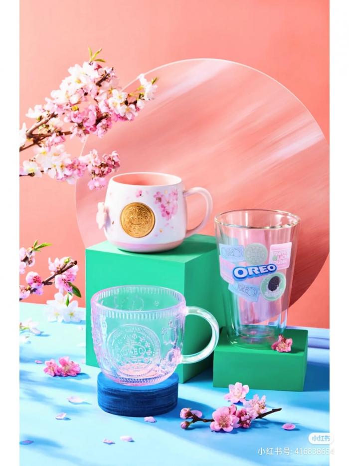 【时尚单品】这系列开挂了吧！Oreo 推春日「限定周边」：粉嫩感『立体樱花杯』也太烧，清透质感玻璃杯必收！