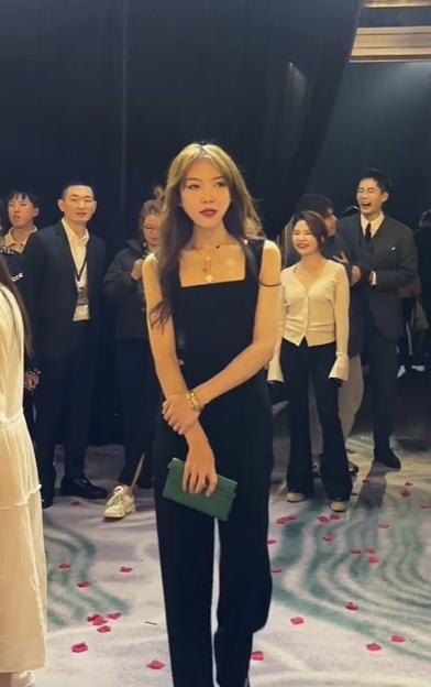 【女人】变化确实有点大 | 中国大胃王“浪胃仙”近照曝光,瘦下来后被赞【气质、自信今非昔比】更有女人味!