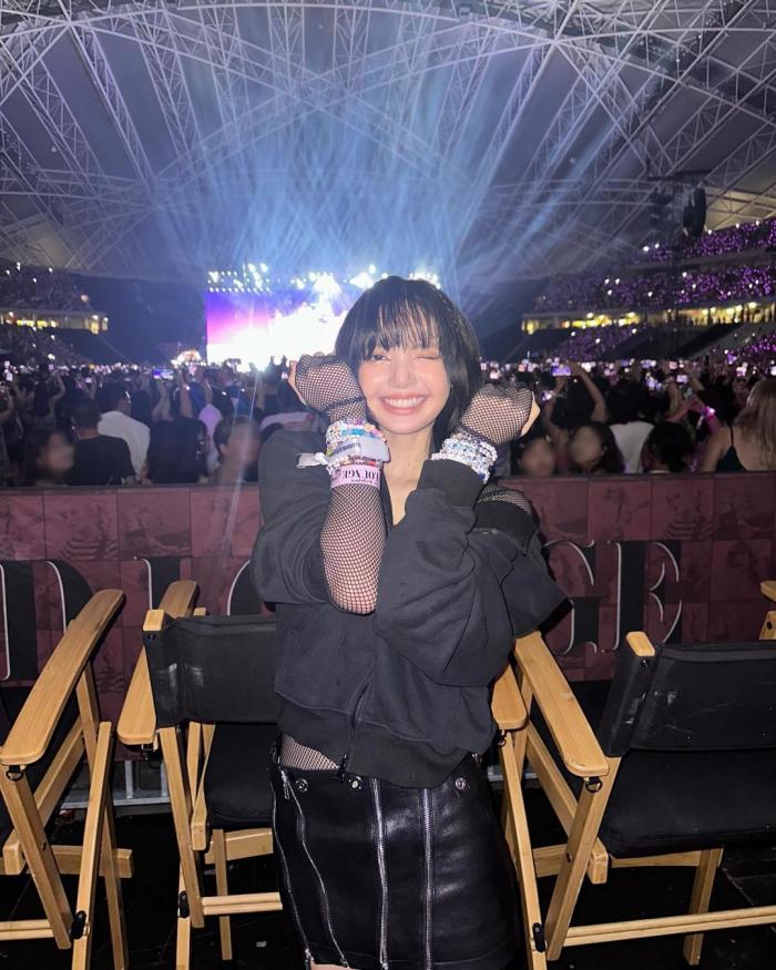 【欧美娱乐】Lisa 和海底捞职员交换“友情手链”!超多大咖【出席 Taylor Swift 演唱会】,林俊杰手上限量名表超抢眼!