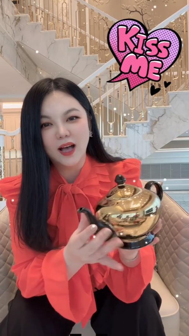 【女人】显赫家庭背景曝光 |《爸爸去哪儿》Angela【晒六位数 Hermès 包包】被指炫富,就读英国名校学费引讨论!